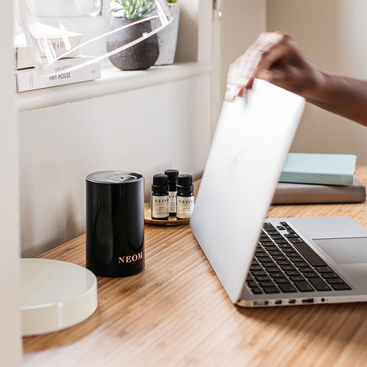NEOM – Portable Wellbeing Pod Mini Essential Oil Diffuser Black | Rechargeable USB & Waterless | Aromatherapy Oil Diffuser for Small Space | Gift | Mother's Day