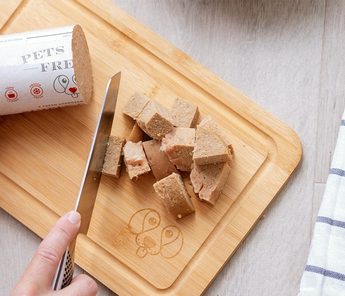 Healthy & Tasty Fresh Dog Food by Pets Love Fresh - 100% Natural - Real British Meat - Zero Preservatives - SimHealthy & Tasty Fresh Dog Food by Pets Love Fresh - 100% Natural - Real British Meat - Zero Preservatives - Simply Chicken (5 x 600g chub rolls)